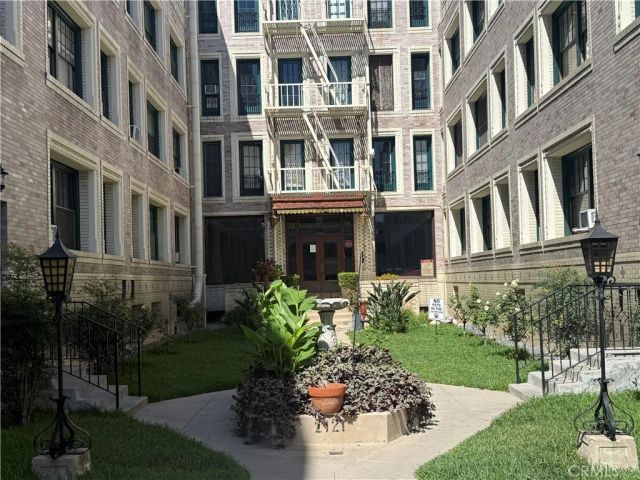 2121 James M Wood 110, Los Angeles, CA 90006