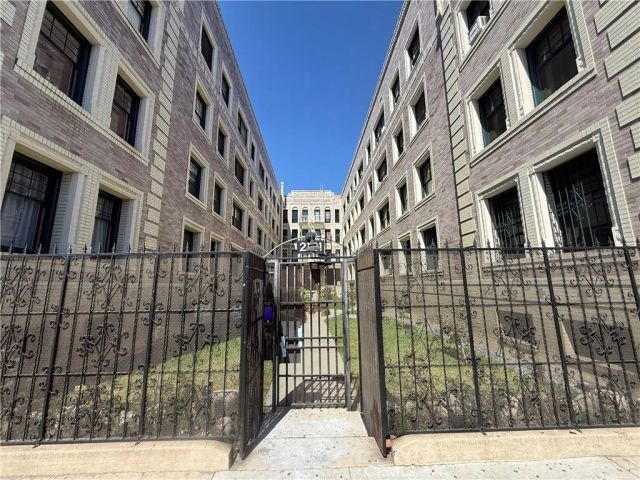 2121 James M Wood 110, Los Angeles, CA 90006