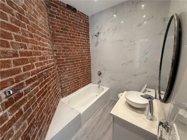 2121 James M Wood 110, Los Angeles, CA 90006