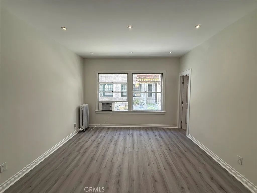 2121 James M Wood 110, Los Angeles, CA 90006