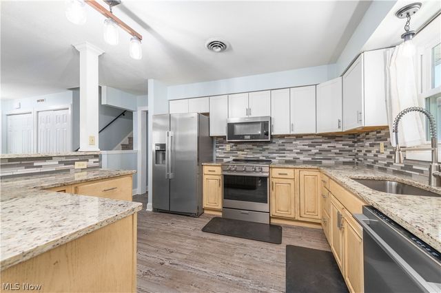 404 Oaknoll Drive, Amherst, OH 44001