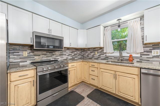 404 Oaknoll Drive, Amherst, OH 44001