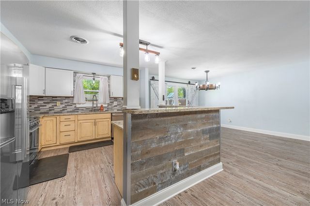 404 Oaknoll Drive, Amherst, OH 44001