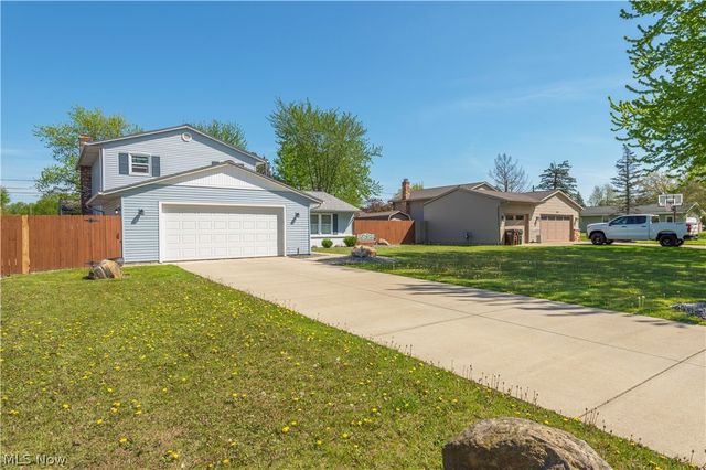404 Oaknoll Drive, Amherst, OH 44001