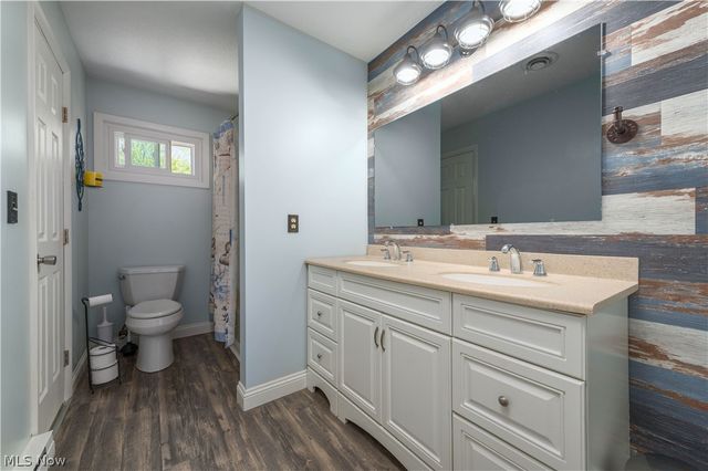 404 Oaknoll Drive, Amherst, OH 44001