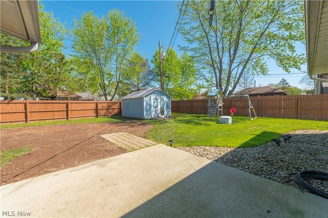 404 Oaknoll Drive, Amherst, OH 44001