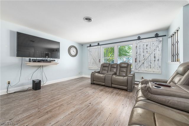 404 Oaknoll Drive, Amherst, OH 44001