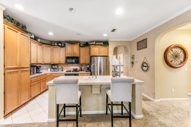 2084 Knights Ferry Dr, Plumas Lake, CA 95961