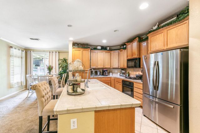 2084 Knights Ferry Dr, Plumas Lake, CA 95961