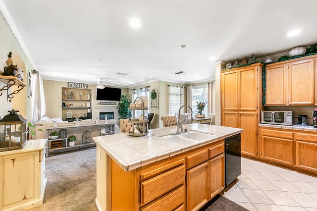 2084 Knights Ferry Dr, Plumas Lake, CA 95961