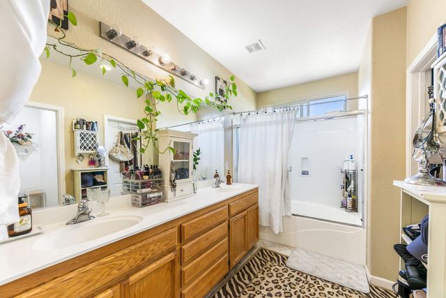 2084 Knights Ferry Dr, Plumas Lake, CA 95961