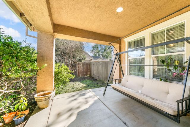 2084 Knights Ferry Dr, Plumas Lake, CA 95961