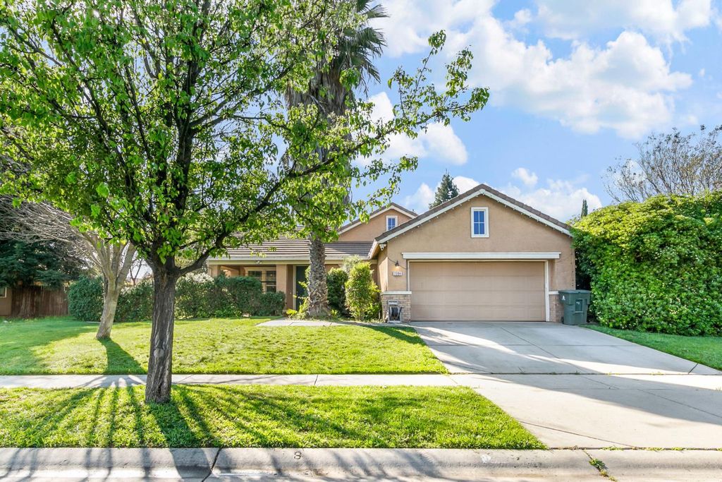 2084 Knights Ferry Dr, Plumas Lake, CA 95961