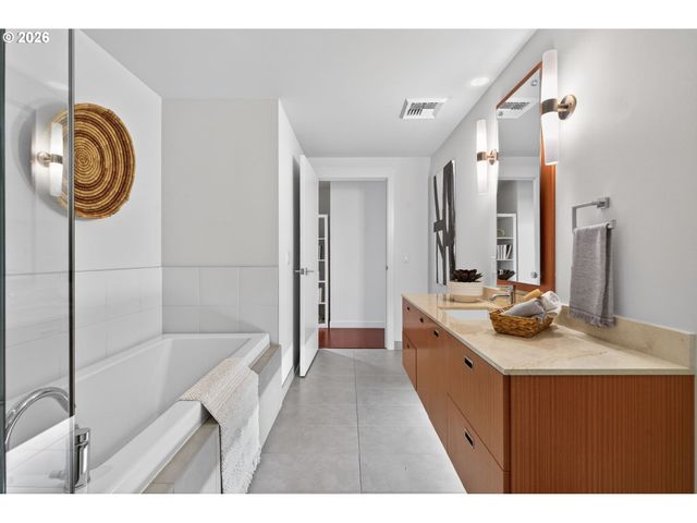 1260 Nw NAITO Pkwy 908B, Portland, OR 97209