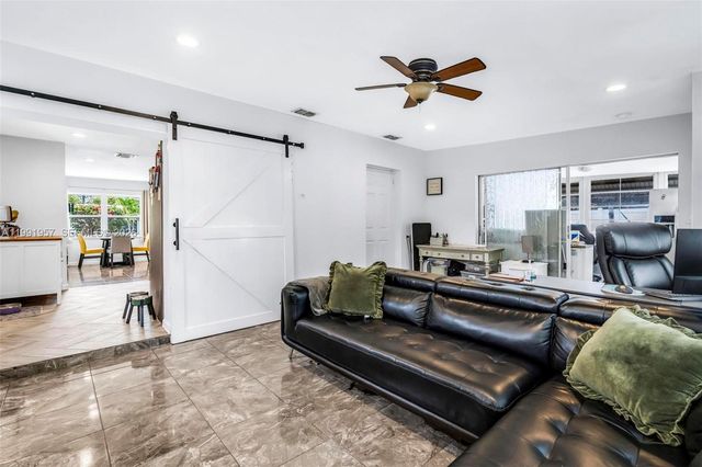 7211 NW 76th St, Tamarac, FL 33321