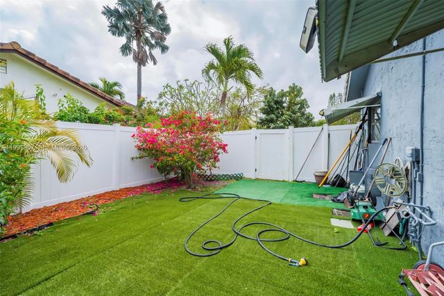 7211 NW 76th St, Tamarac, FL 33321