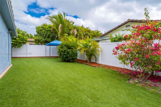 7211 NW 76th St, Tamarac, FL 33321