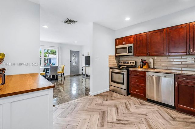 7211 NW 76th St, Tamarac, FL 33321