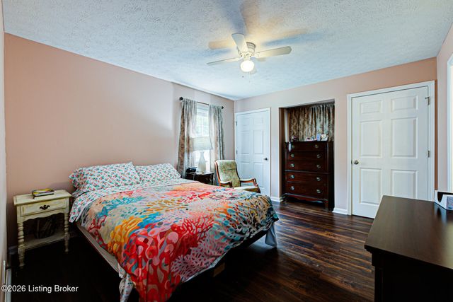 2926 Chimney Rock Ln, Louisville, KY 40220