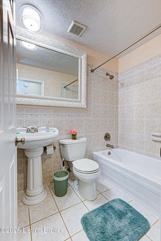 2926 Chimney Rock Ln, Louisville, KY 40220