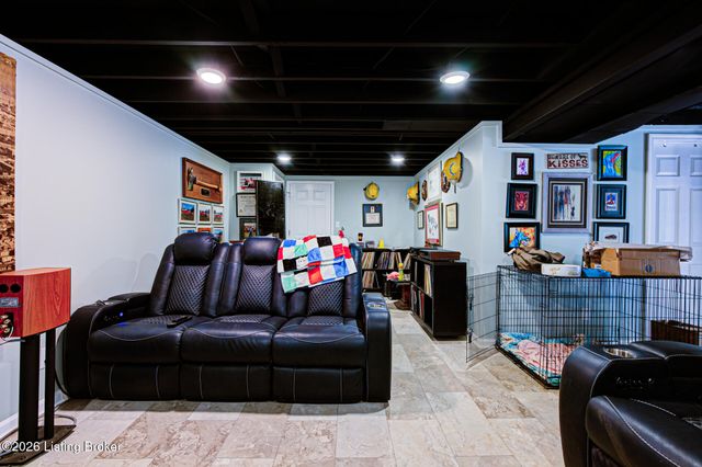 2926 Chimney Rock Ln, Louisville, KY 40220
