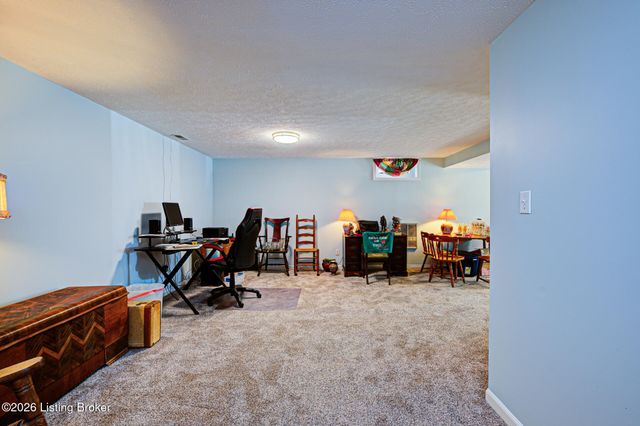 2926 Chimney Rock Ln, Louisville, KY 40220