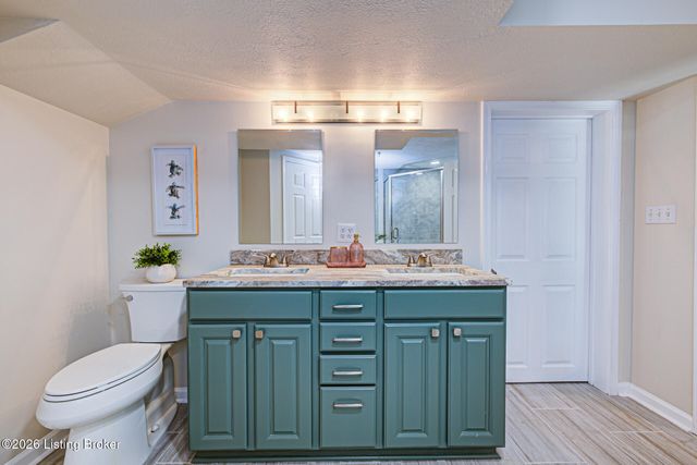 2926 Chimney Rock Ln, Louisville, KY 40220