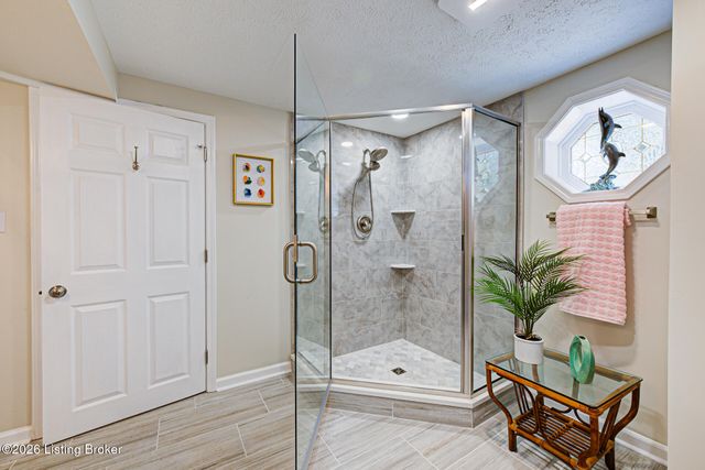 2926 Chimney Rock Ln, Louisville, KY 40220