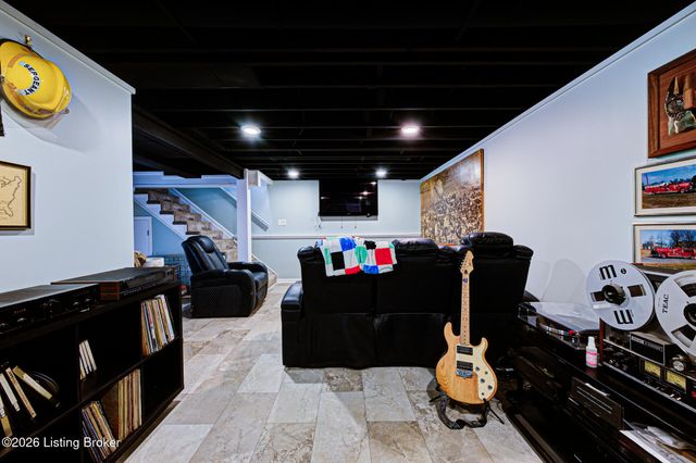 2926 Chimney Rock Ln, Louisville, KY 40220