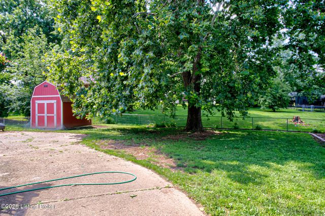 2926 Chimney Rock Ln, Louisville, KY 40220