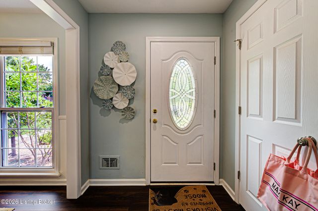2926 Chimney Rock Ln, Louisville, KY 40220