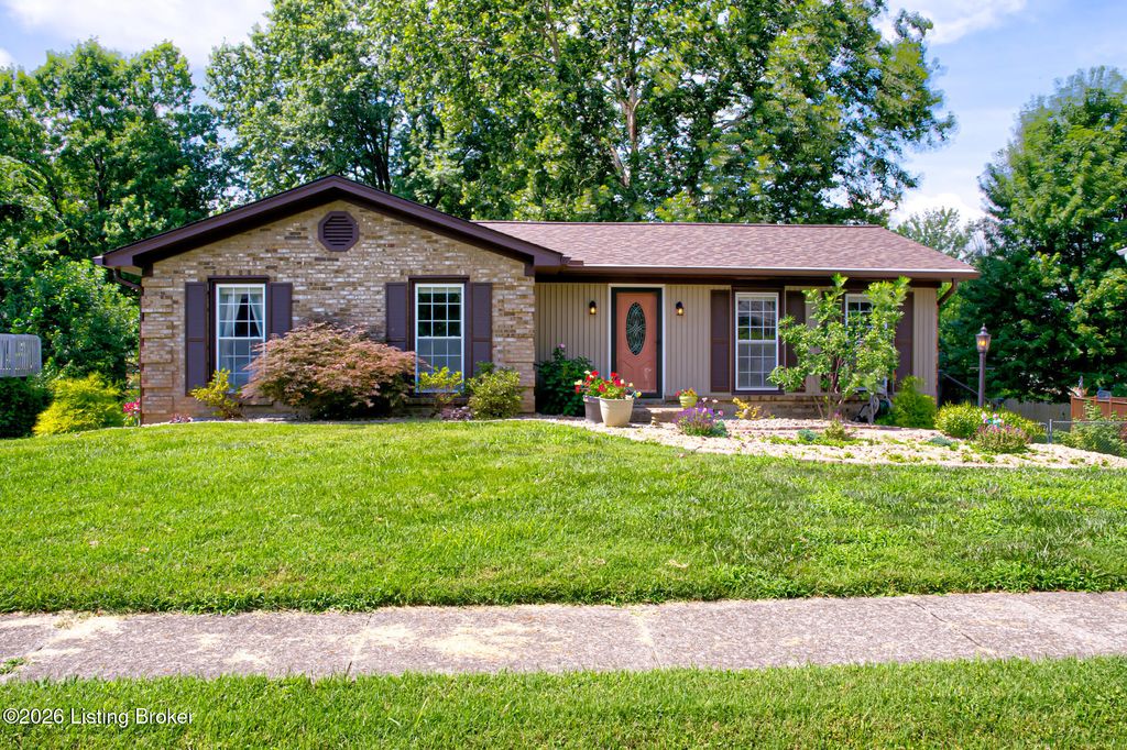 2926 Chimney Rock Ln, Louisville, KY 40220
