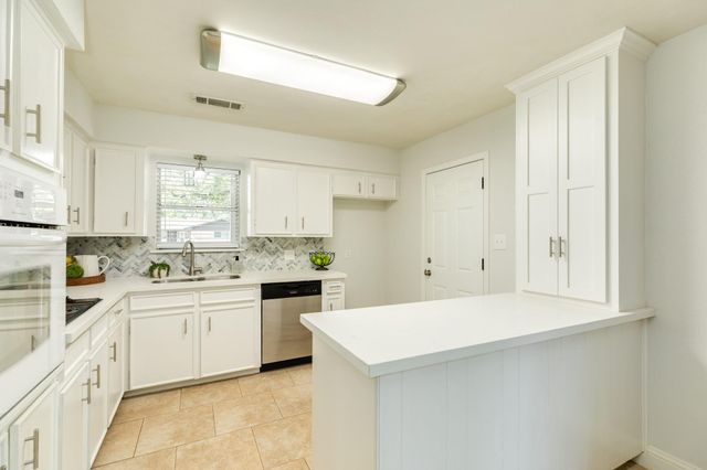 521 Sycamore Street, Lake Jackson, TX 77566