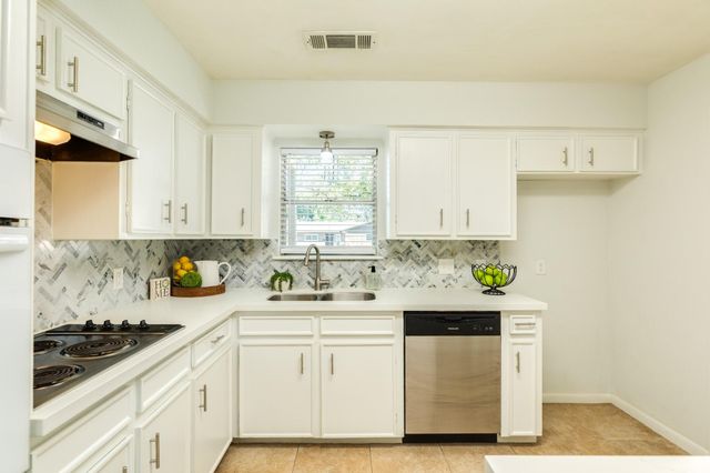 521 Sycamore Street, Lake Jackson, TX 77566