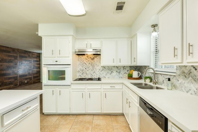 521 Sycamore Street, Lake Jackson, TX 77566