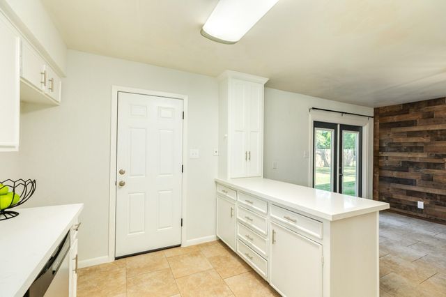 521 Sycamore Street, Lake Jackson, TX 77566