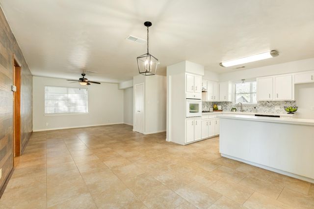 521 Sycamore Street, Lake Jackson, TX 77566