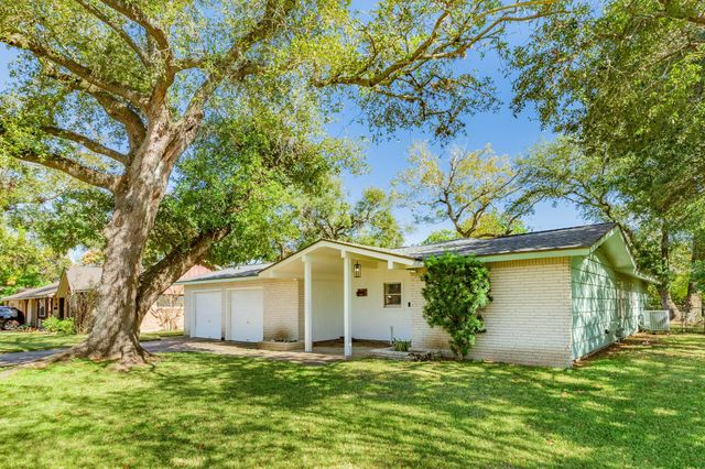 521 Sycamore Street, Lake Jackson, TX 77566