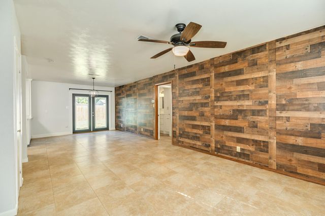 521 Sycamore Street, Lake Jackson, TX 77566