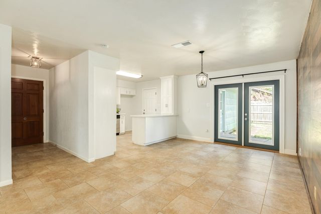 521 Sycamore Street, Lake Jackson, TX 77566