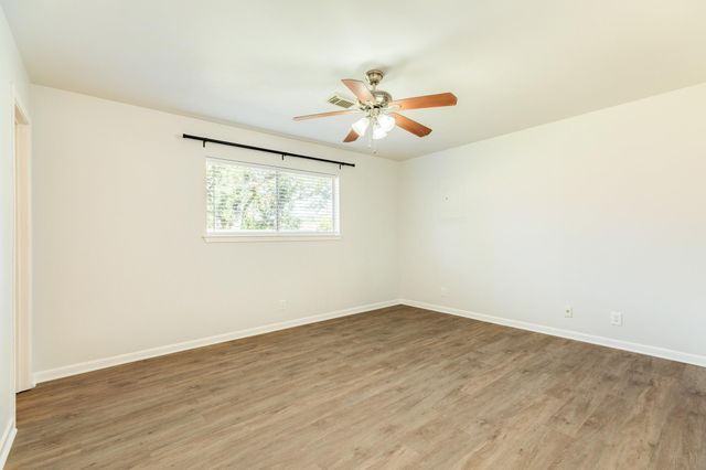 521 Sycamore Street, Lake Jackson, TX 77566