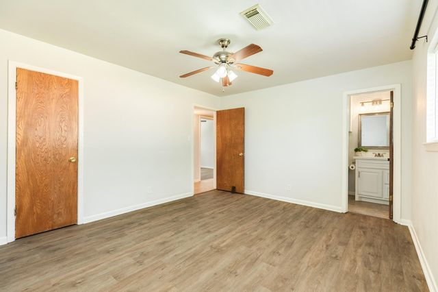 521 Sycamore Street, Lake Jackson, TX 77566