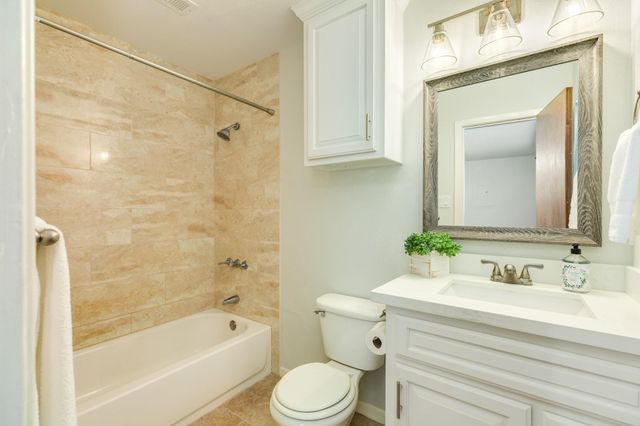 521 Sycamore Street, Lake Jackson, TX 77566