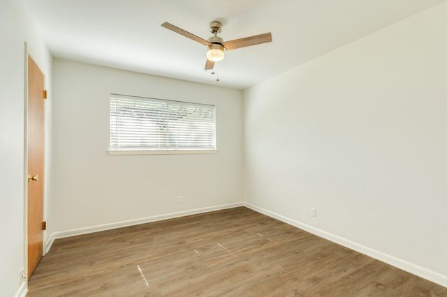 521 Sycamore Street, Lake Jackson, TX 77566