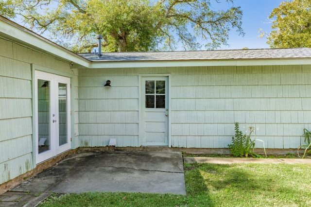 521 Sycamore Street, Lake Jackson, TX 77566