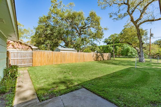 521 Sycamore Street, Lake Jackson, TX 77566