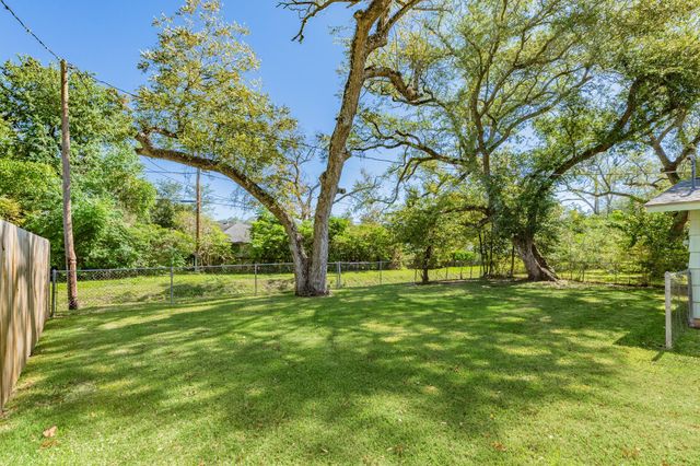 521 Sycamore Street, Lake Jackson, TX 77566