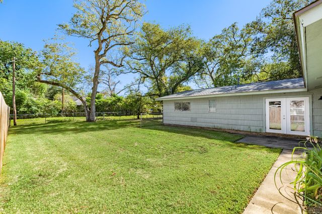 521 Sycamore Street, Lake Jackson, TX 77566