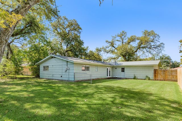 521 Sycamore Street, Lake Jackson, TX 77566