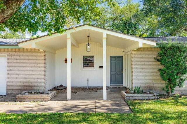 521 Sycamore Street, Lake Jackson, TX 77566